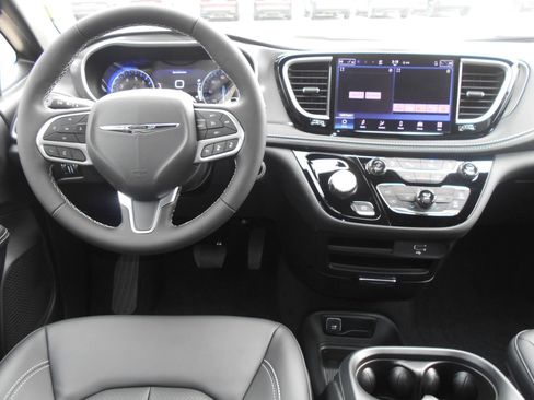 New 2026 Chrysler Pacifica Select image 4