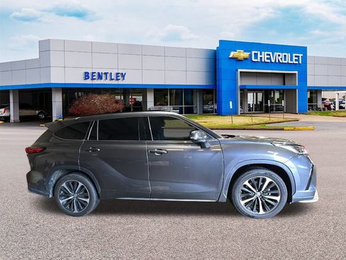 Used 2021 Toyota Highlander XSE image 2