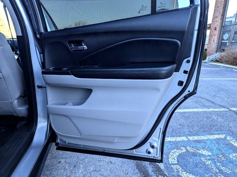 Used 2019 Honda Pilot Touring image 46