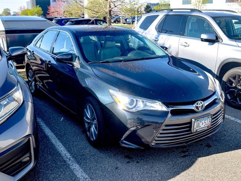 Used 2016 Toyota Camry XLE w/ Moonroof Package FWD image 4
