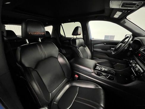 Used 2025 Honda Pilot TrailSport image 9