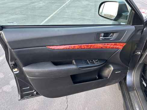 Used 2011 Subaru Outback 2.5i Limited image 9