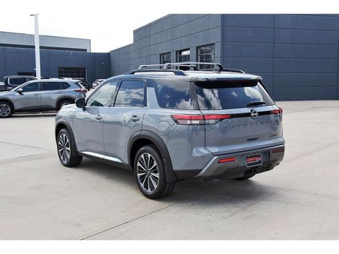 New 2026 Nissan Pathfinder Platinum FWD image 4