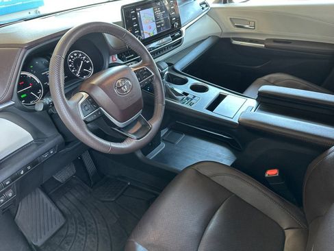 Used 2024 Toyota Sienna Platinum AWD/4WD image 11