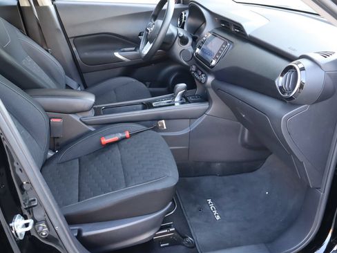 Used 2022 Nissan Kicks SV w/ Interior Electronics Package FWD image 16
