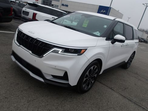 Used 2023 Kia Carnival EX image 3