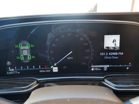 Used 2023 Cadillac Escalade ESV Premium Luxury image 16