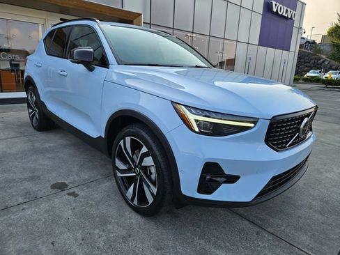 Used 2024 Volvo XC40 B5 Ultimate w/ Climate Package AWD/4WD image 3