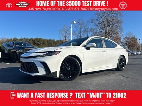 Used 2025 Toyota Camry SE image 1