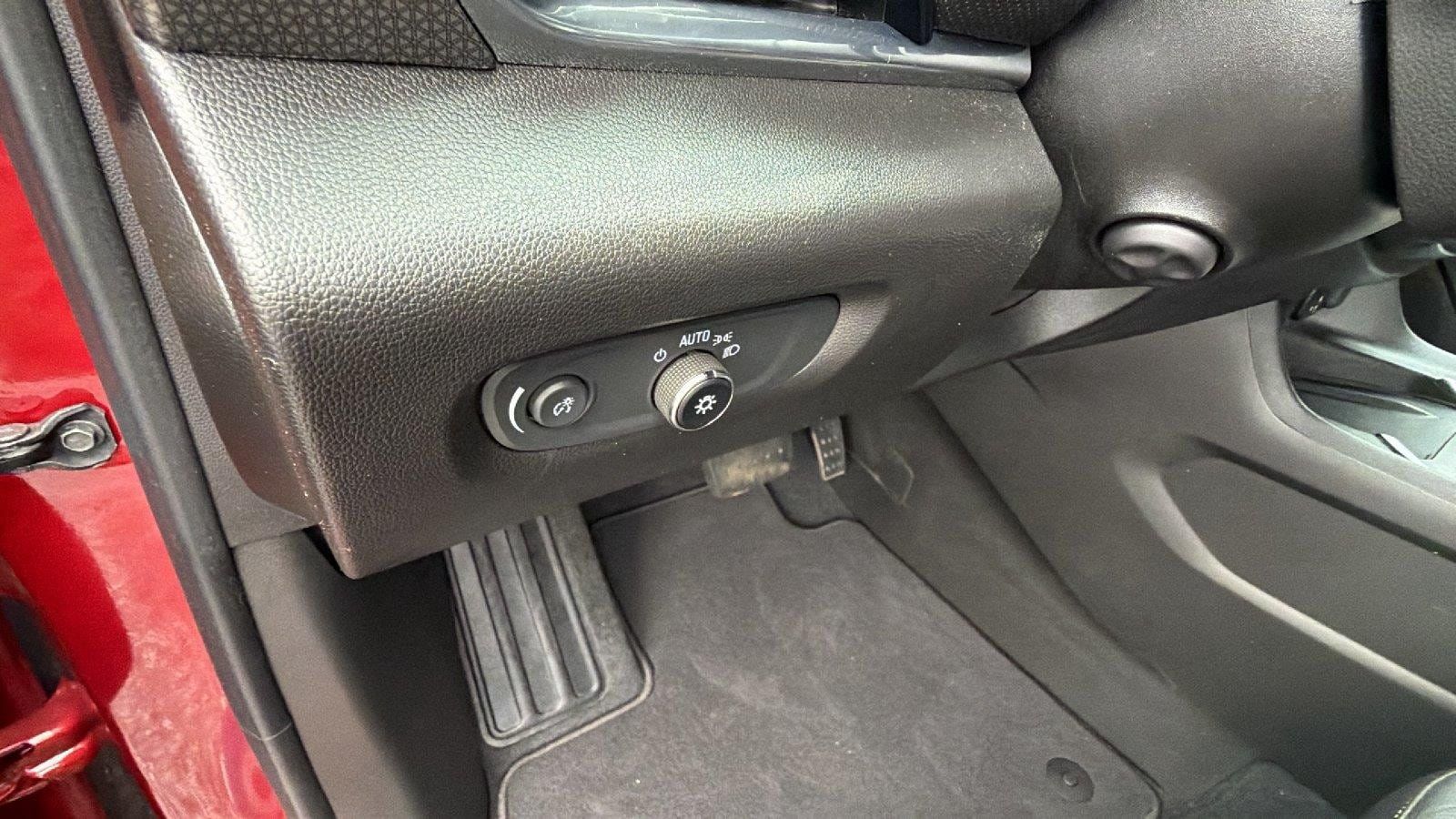 Used 2023 Chevrolet Traverse Premier FWD image 28