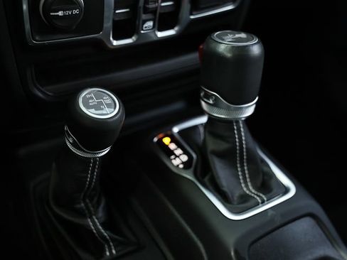 Used 2022 Jeep Wrangler Unlimited Sahara w/ Cold Weather Group AWD/4WD image 40