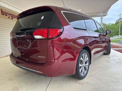 Used 2020 Chrysler Pacifica Limited w/ Tire & Wheel Group FWD image 3