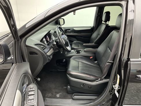 Used 2016 Dodge Grand Caravan R/T image 3