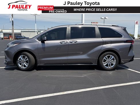 Used 2022 Toyota Sienna Limited FWD image 2