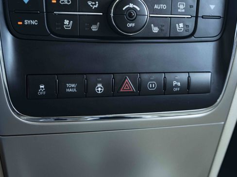 Used 2011 Jeep Grand Cherokee Overland AWD/4WD image 32