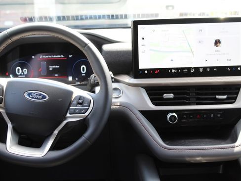 Used 2025 Ford Explorer Active AWD/4WD image 9