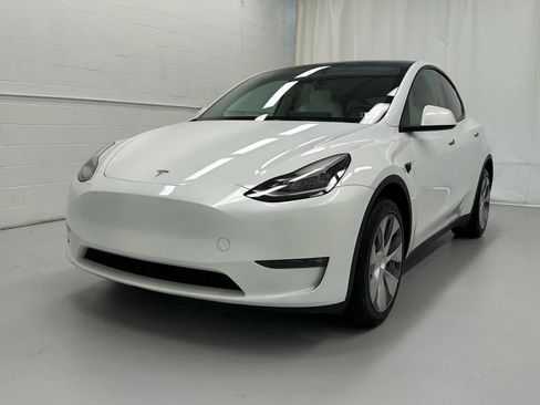 Used 2023 Tesla Model Y Long Range image 4