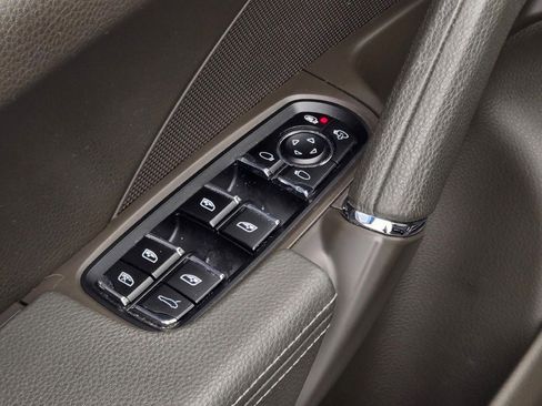 Used 2017 Porsche Cayenne S Platinum image 22