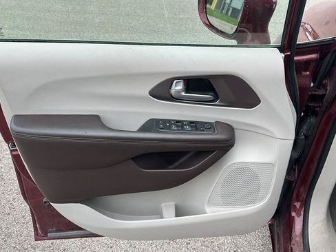 Used 2018 Chrysler Pacifica Touring-L w/ Advanced Safetytec Group FWD image 9