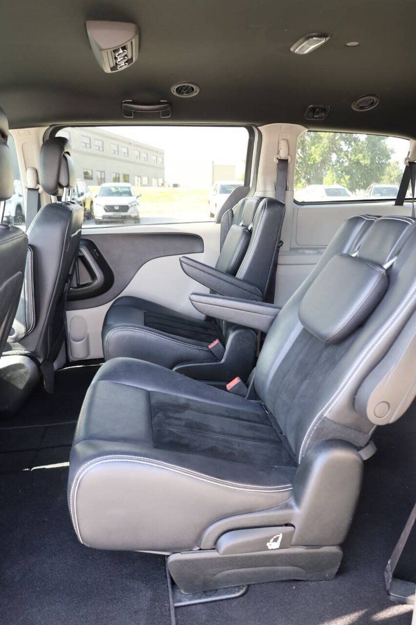 Used 2017 Dodge Grand Caravan SXT FWD image 18