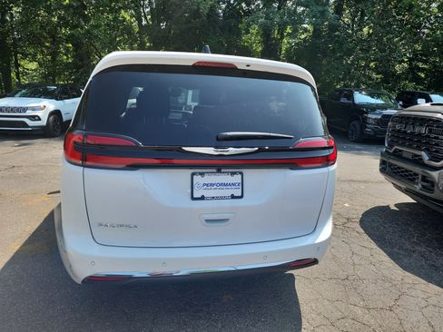 New 2026 Chrysler Pacifica Select image 22