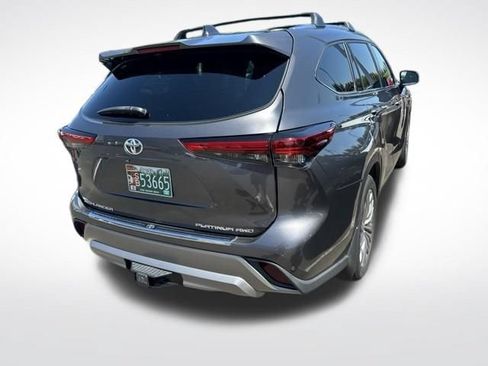 Used 2022 Toyota Highlander Platinum AWD/4WD image 2