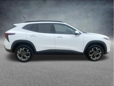 Used 2025 Chevrolet Trax LT w/ LT Convenience Package FWD image 8