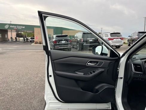 Used 2024 Nissan Rogue Platinum w/ Platinum Premium Package image 24