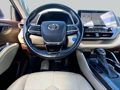 Used 2021 Toyota Highlander Platinum FWD image 6