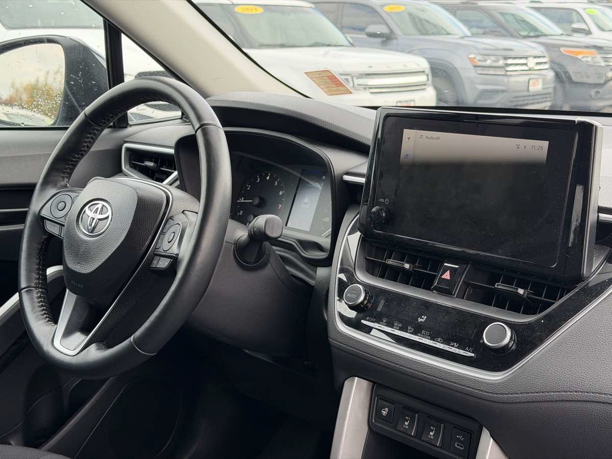 Used 2025 Toyota Corolla Cross LE AWD/4WD image 19