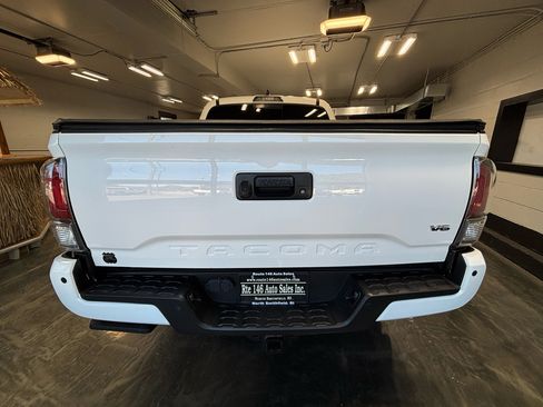 Used 2022 Toyota Tacoma TRD Sport w/ Technology Package image 11