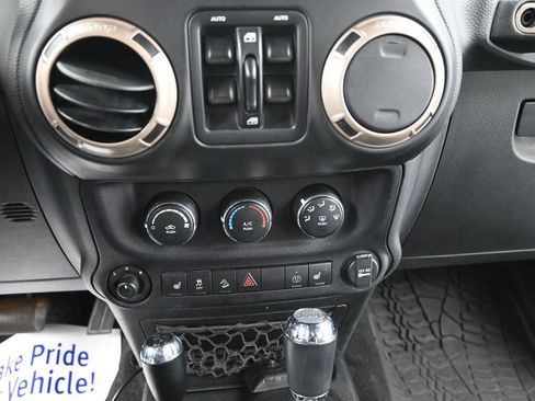 Used 2017 Jeep Wrangler Unlimited Sahara image 12