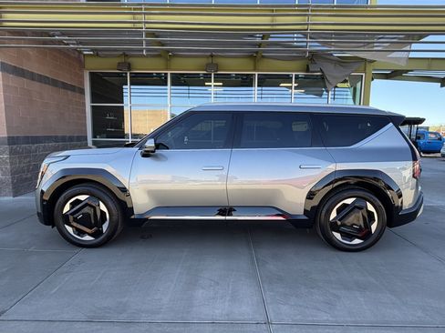 Used 2024 Kia EV9 Land image 7