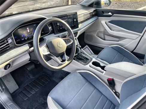 Used 2025 Volkswagen Jetta SE w/ Sunroof Package image 12