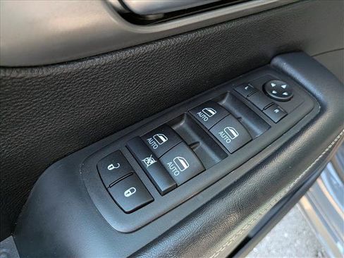 Used 2025 Chrysler Pacifica Select FWD image 34