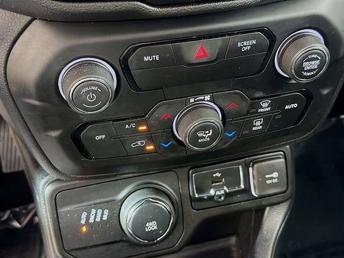 Used 2018 Jeep Renegade Altitude AWD/4WD image 33