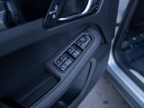 Certified 2023 Porsche Macan S AWD/4WD image 18