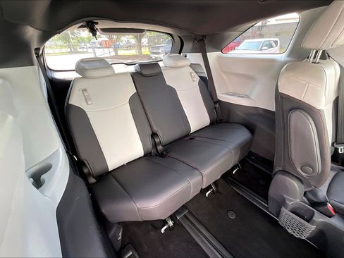 Used 2021 Toyota Sienna XSE AWD/4WD image 32