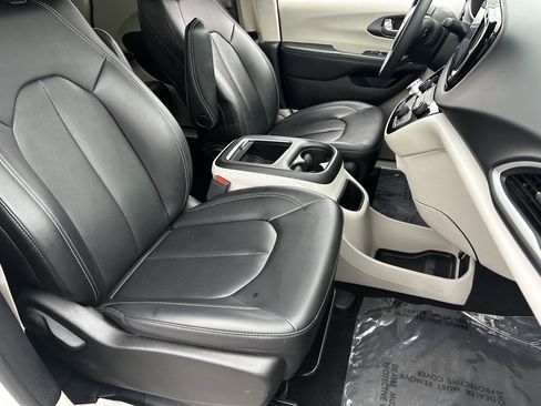 Certified 2024 Chrysler Pacifica Touring-L image 9