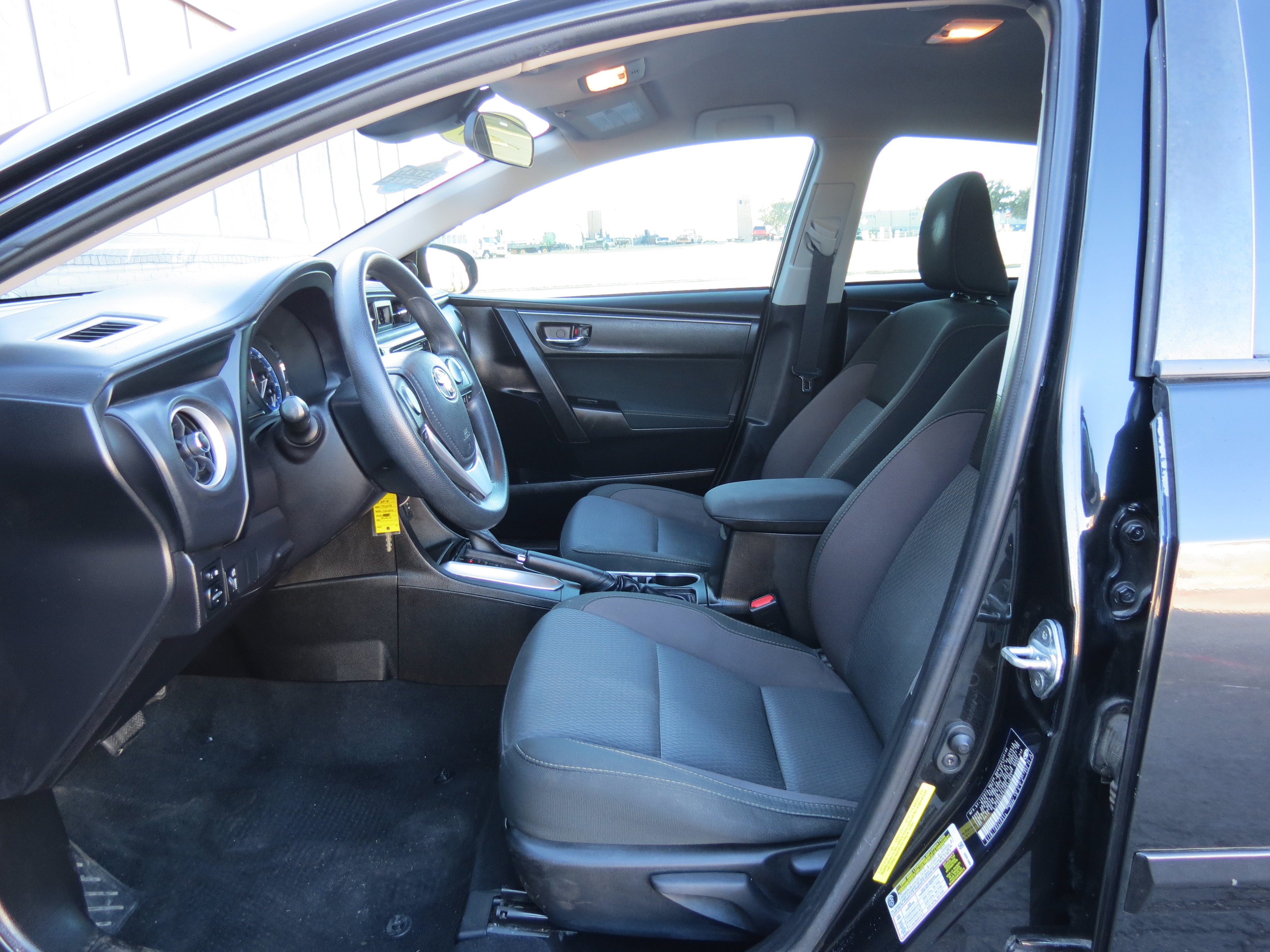 Used 2017 Toyota Corolla LE FWD image 29