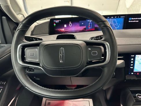 Used 2025 Lincoln Navigator Reserve image 18