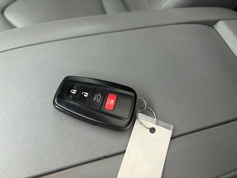 Used 2020 Toyota Highlander XLE AWD/4WD image 54