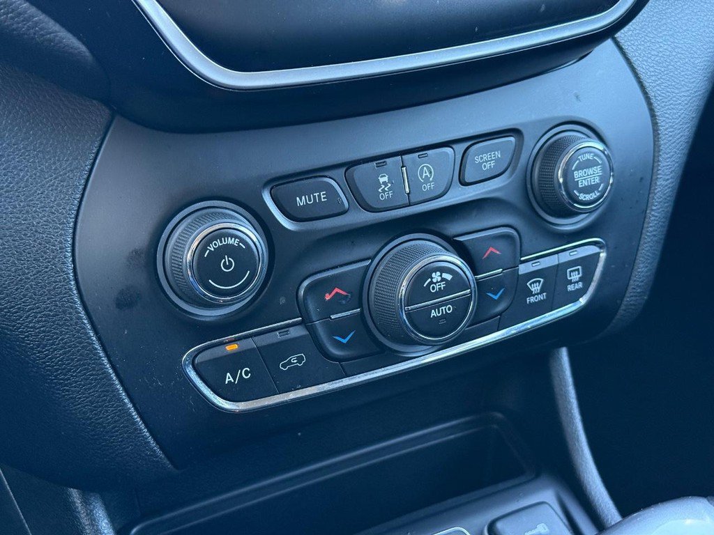 Used 2019 Jeep Cherokee Latitude Plus w/ Comfort/Convenience Group FWD image 18