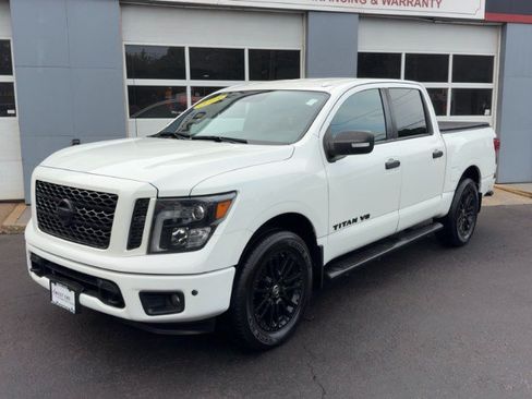 Used 2018 Nissan Titan SV w/ SV Convenience Package AWD/4WD image 2