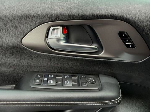 Used 2025 Chrysler Pacifica Select image 18