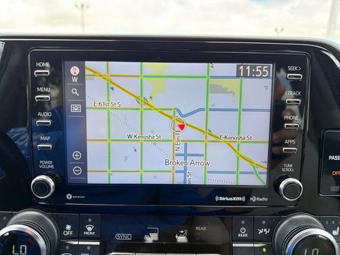 Used 2022 Toyota Highlander XLE AWD/4WD image 12