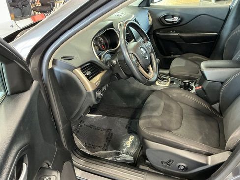 Used 2016 Jeep Cherokee Latitude w/ Comfort/Convenience Group FWD image 3
