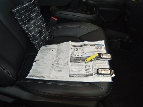 Used 2025 Chrysler Pacifica Select AWD/4WD image 7