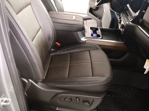 Used 2025 Chevrolet Silverado 2500 High Country w/ High Country Premium Package AWD/4WD image 13