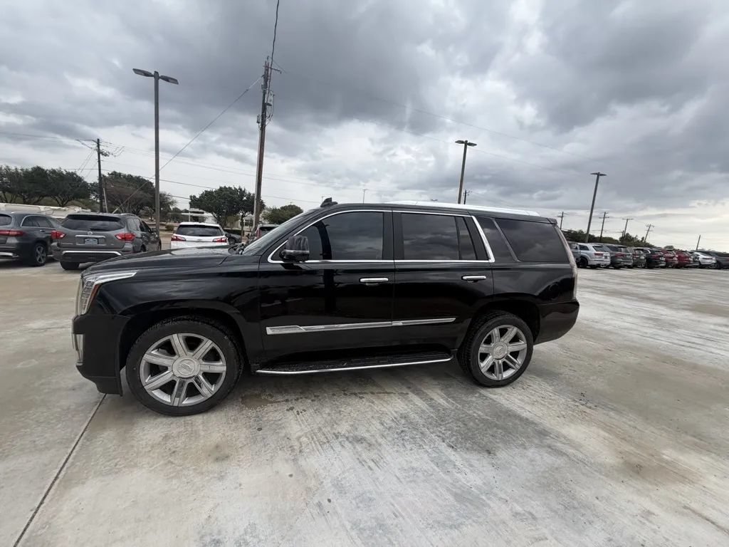 Used 2018 Cadillac Escalade Luxury RWD image 2